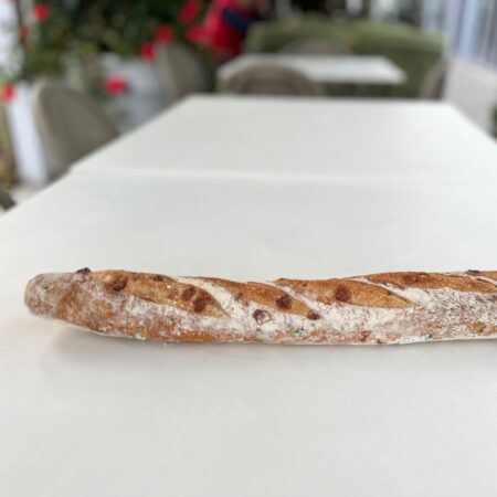 Bagietka z oliwkami i serem Cheddar